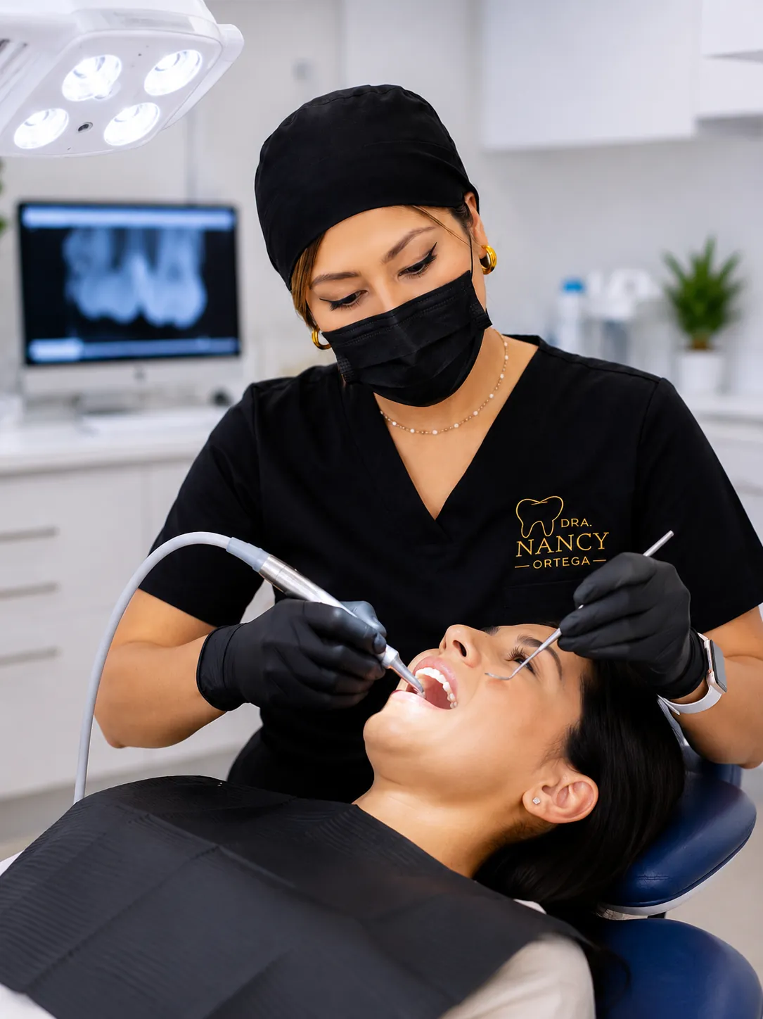 Dra. Nancy Ortega atendiendo a una paciente en consulta dental